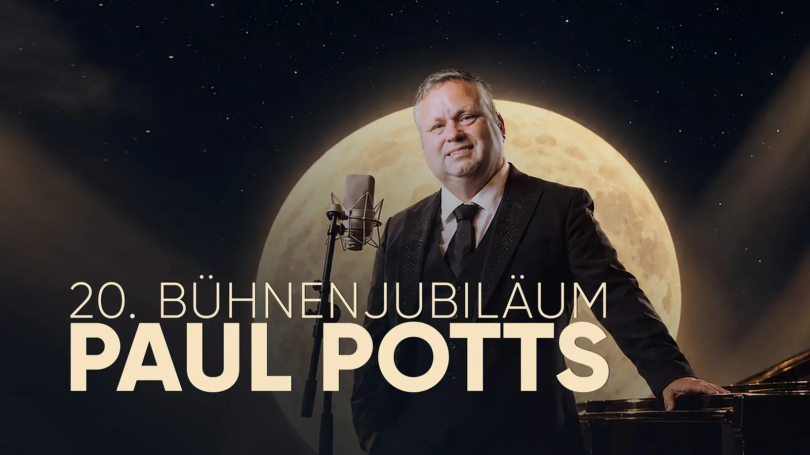Veranstaltungsgrafik zum 20. Bühnenjubiläum von Paul Potts. Vor nächtlichem Sternenhimmel steht eine Person im Anzug neben einem Mikrofon und einem Flügel, im Hintergrund leuchtet ein großer Vollmond.