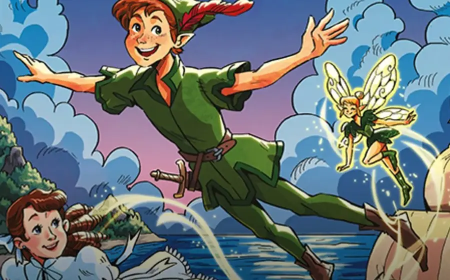 Illustration zu Peter Pan mit der fliegenden Titelfigur in grünem Kostüm über dem Meer, begleitet von einer geflügelten Fee, während Wendy am Ufer nach oben blickt, vor wolkenreichem Himmel und Küstenlandschaft