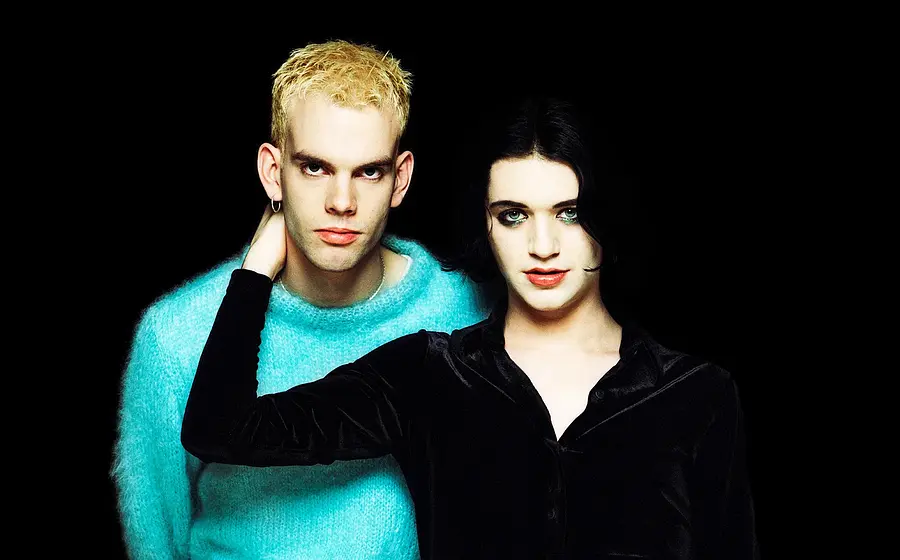Placebo mit Brian Molko und Stefan Olsdal vor schwarzem Hintergrund, offizielles Pressefoto zur Tour
