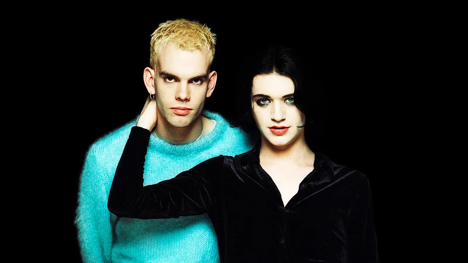 Placebo mit Brian Molko und Stefan Olsdal vor schwarzem Hintergrund, offizielles Pressefoto zur Tour