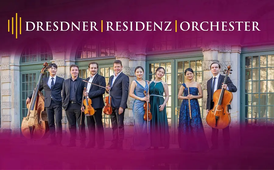 Mehrere Personen des Dresdner Residenz Orchesters mit Musikinstrumenten vor einem Konzertsaal.