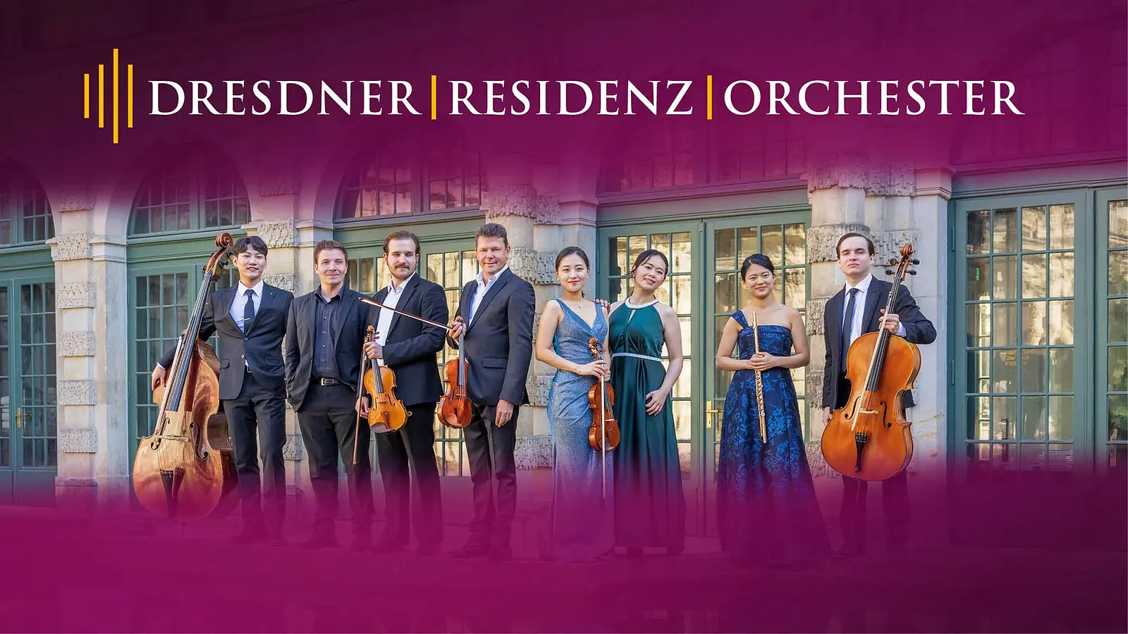 Mehrere Personen des Dresdner Residenz Orchesters mit Musikinstrumenten vor einem Konzertsaal.