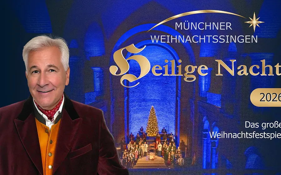 Plakat Münchner Weihnachtssingen Heilige Nacht 2026 mit Porträt von Enrico de Paruta in bordeauxfarbenem Samtsakko vor blau beleuchteter Kirchenkulisse mit Weihnachtsbaum und Ensemble, dazu der Schriftzug Münchner Weihnachtssingen Heilige Nacht 2026.