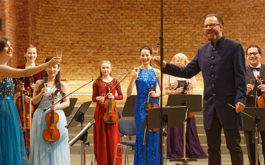 Foto des Orchesters beim Anstoßen