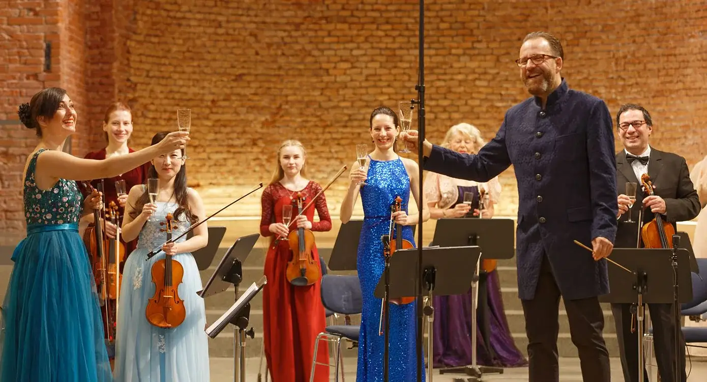 Foto des Orchesters beim Anstoßen