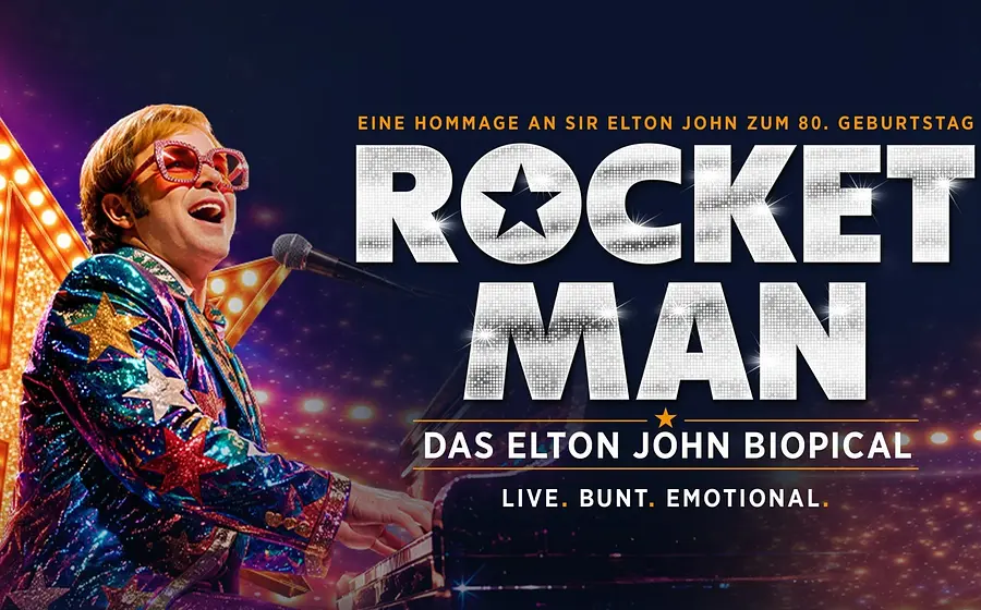 Plakatmotiv mit den Aufschriften Rocket Man, Das Elton John Biopical sowie Eine Hommage an Sir Elton John zum 80. Geburtstag. Zu sehen ist eine Person in glitzerndem, farbenfrohem Bühnenoutfit und großer roter Brille am Klavier vor einer beleuchteten Sternenkulisse.