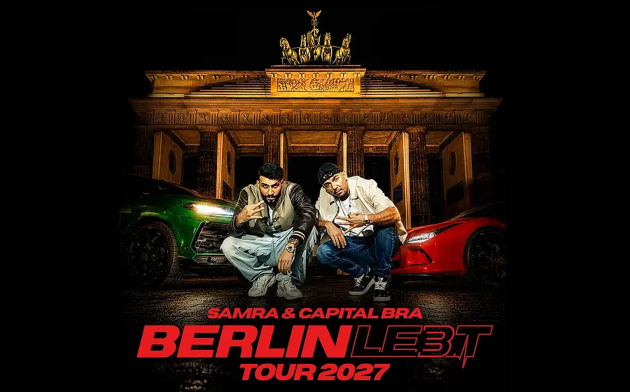 Tourmotiv vor dem Brandenburger Tor bei Nacht: Samra und Captial Bra hocken zwischen einem grünen und einem roten Sportwagen. Im unteren Bildbereich steht der Schriftzug „Samra & Capital Bra – Berlin Lebt Tour 2027“.