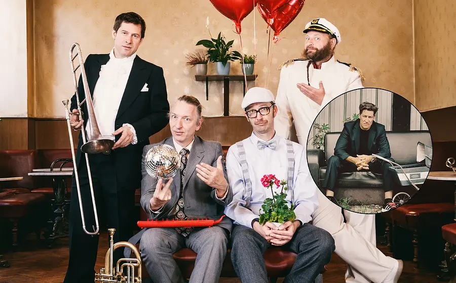 Vier Musiker mit Instrumenten in stilisiertem Retro-Ambiente, mit zusätzlichem Porträtbild in einem Kreis.