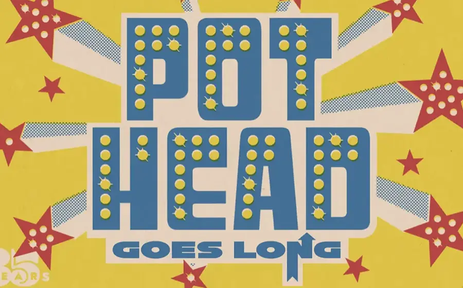 Plakat von Pothead mit großem blauem Schriftzug Pothead Goes Long auf gelbem Hintergrund, umgeben von roten Sternen, stilisierten Lichtstrahlen und dem Hinweis 25 Years im linken unteren Bildbereich.