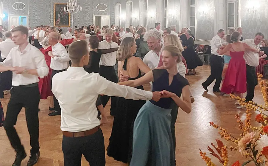 Foto für das Event Quadrillen-Tanzabend – eine Gruppe von Personen tanzt paarweise.