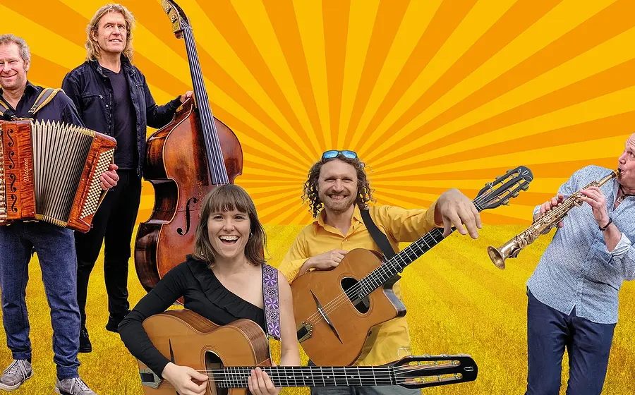 Fünf Musikerinnen und Musiker mit Akkordeon, Kontrabass, Gitarren und Saxofon vor gelb-orangefarbenem Sonnenstrahlen-Hintergrund
