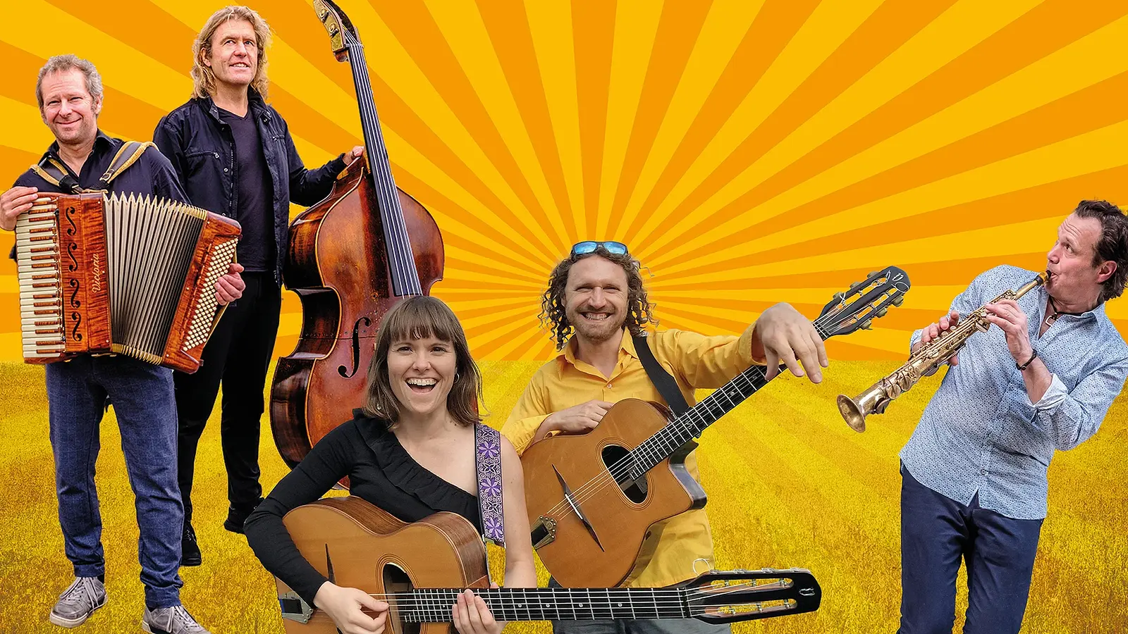 Fünf Musikerinnen und Musiker mit Akkordeon, Kontrabass, Gitarren und Saxofon vor gelb-orangefarbenem Sonnenstrahlen-Hintergrund