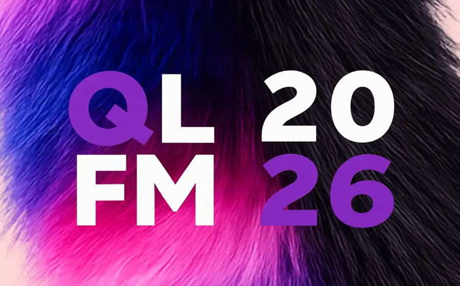 Logo von QLFM 2026 mit weißem und violettem Schriftzug auf Hintergrund mit schwarz violett pinkem Fellmuster.