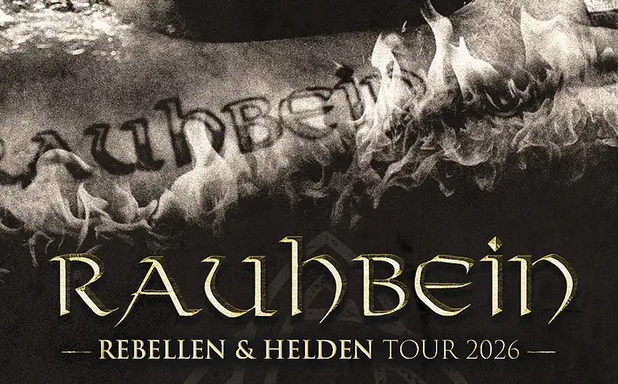 Plakatmotiv mit den Aufschriften Rauhbein und Rebellen & Helden Tour 2026. Vor dunklem Hintergrund sind Flammen und der Schriftzug Rauhbein zu sehen, darunter der Bandname in großer goldfarbener Schrift.