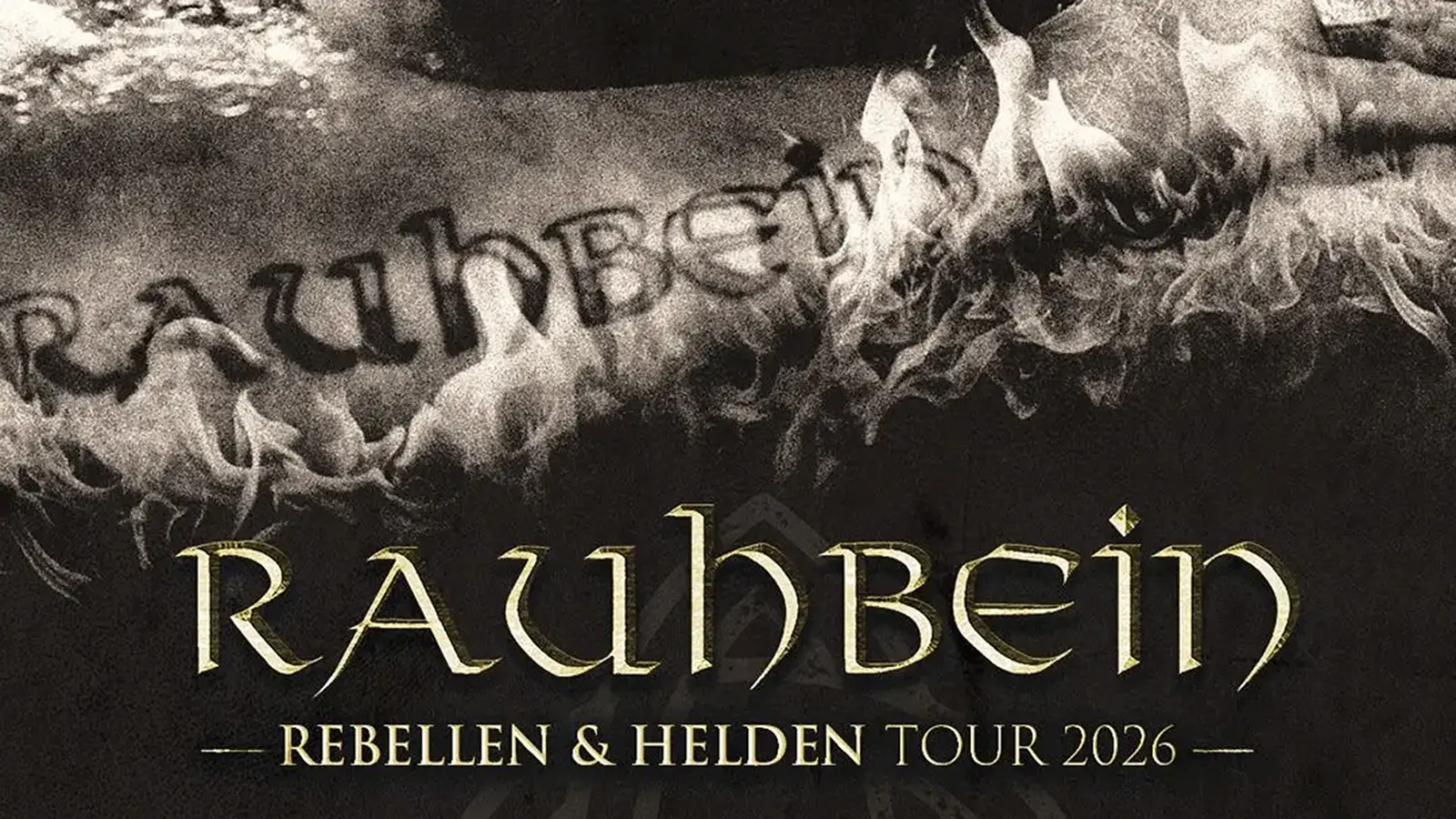 Plakatmotiv mit den Aufschriften Rauhbein und Rebellen & Helden Tour 2026. Vor dunklem Hintergrund sind Flammen und der Schriftzug Rauhbein zu sehen, darunter der Bandname in großer goldfarbener Schrift.