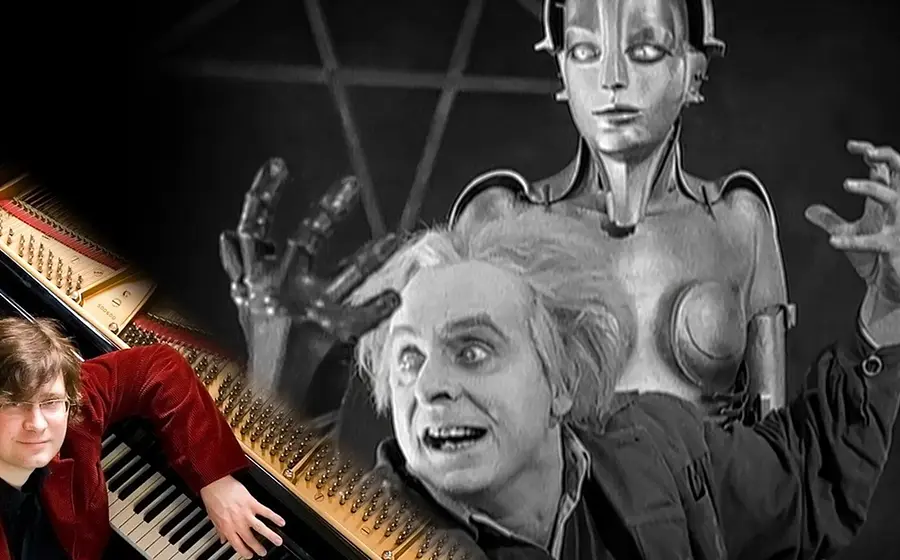 Motiv Metropolis mit schwarzweißer Filmszene einer futuristischen Roboterfigur und einer Person mit wildem Haar, daneben Porträt am Flügel vor geöffneter Klaviatur, in Collagegestaltung zum Stummfilmklassiker Metropolis.