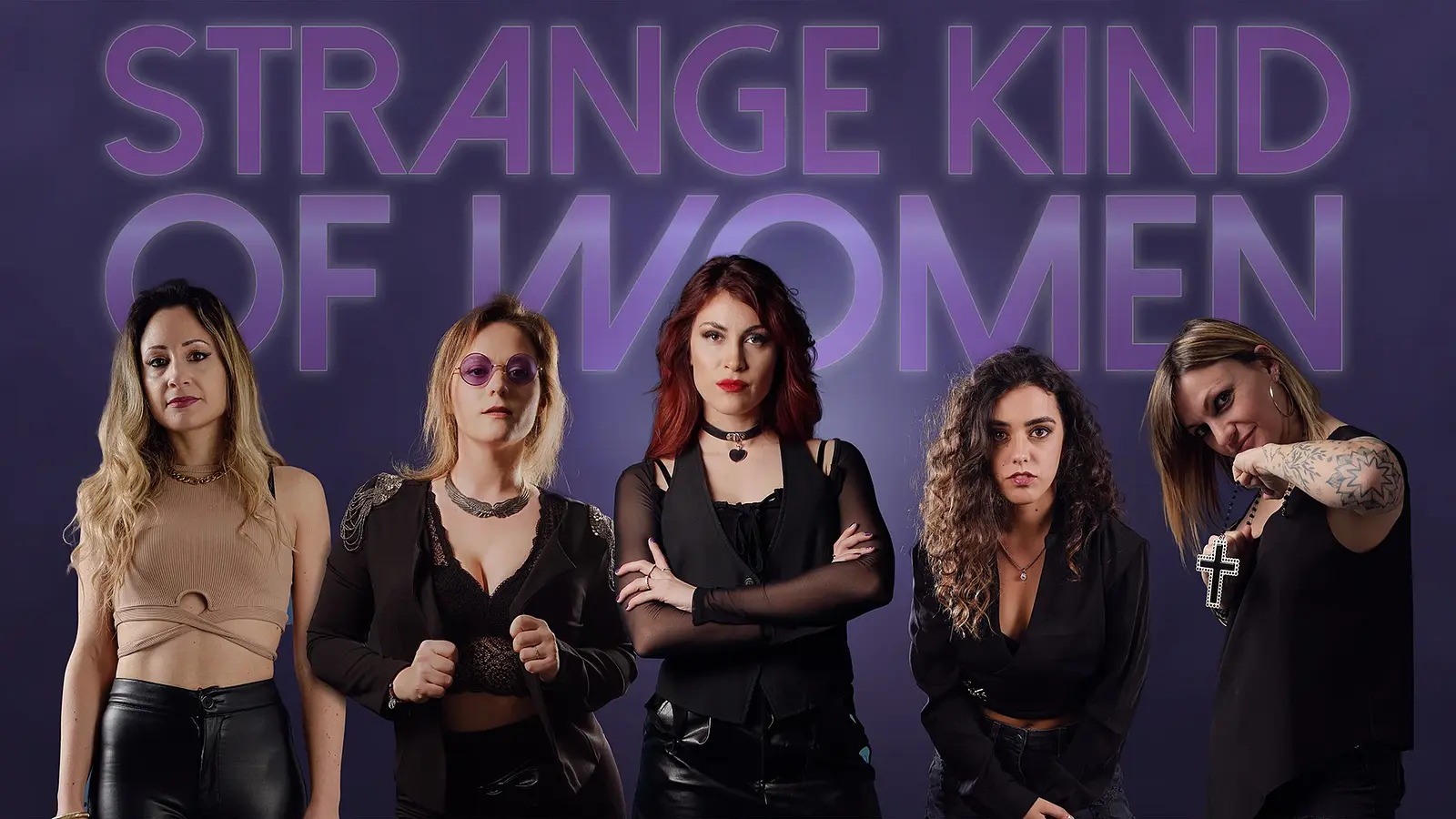 Die fünf Musikerinnen der Band Strange Kind Of Women in schwarzer Kleidung vor violettem Hintergrund