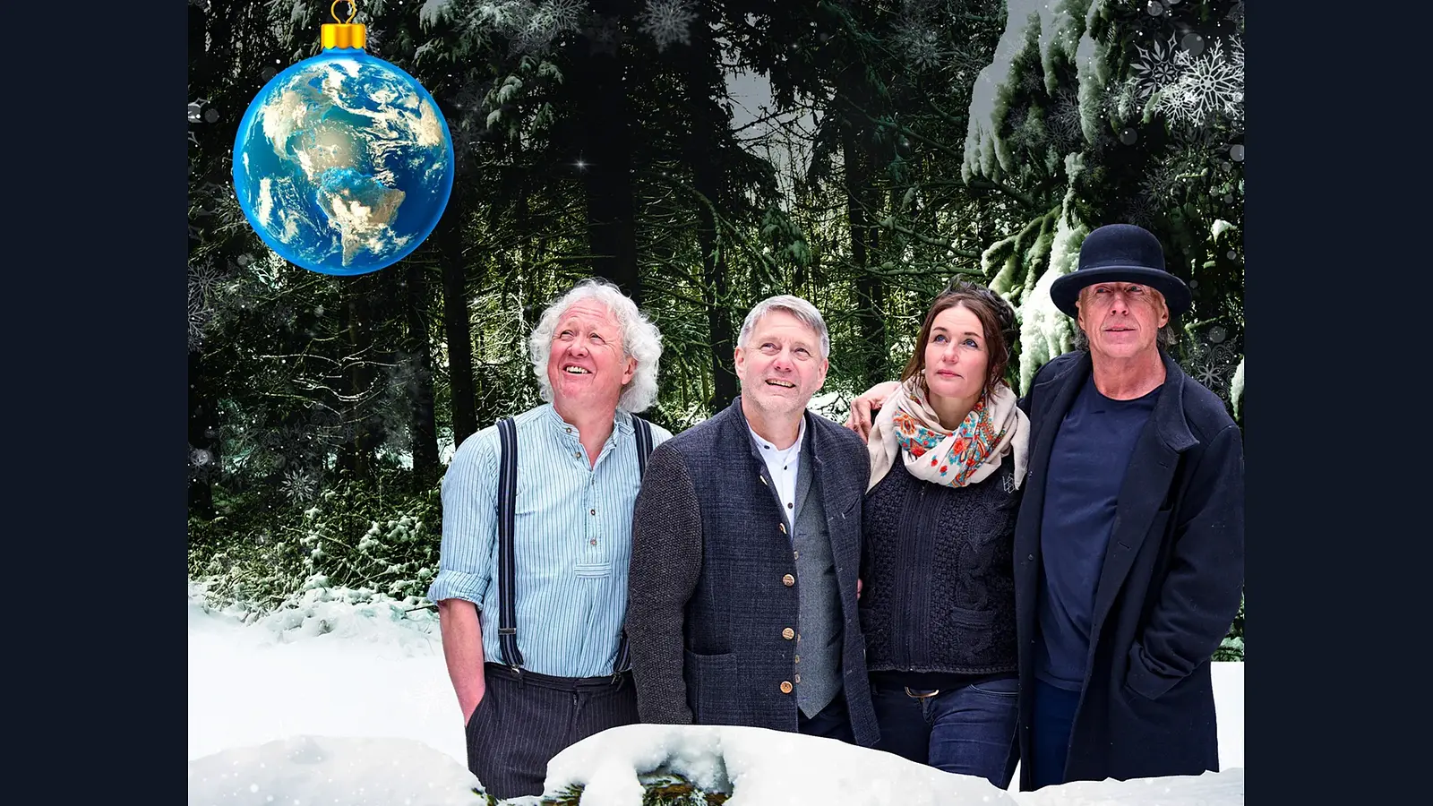Plakat mit vier Personen in winterlicher Waldlandschaft, die zu einer großen blauen Christbaumkugel in Form der Erde aufblicken, vor verschneiten Bäumen