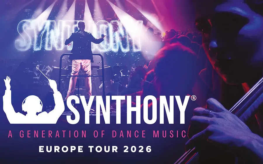Konzertmotiv mit Dirigent vor Orchester und Publikum, violett-blaues Bühnenlicht und Text SYNTHONY – A Generation of Dance Music, Europe Tour 2026