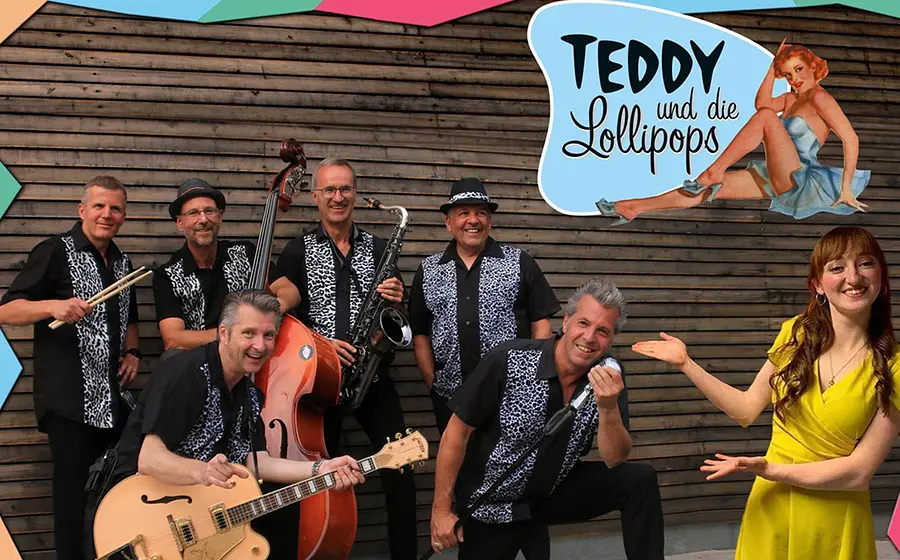 Bandfoto von Teddy und die Lollipops mit sechs Musikerinnen und Musikern vor einer Holzwand, darunter Gitarre, Kontrabass, Saxofon und Schlagzeugstöcke, sowie einer Person im gelben Kleid im Vordergrund neben dem Schriftzug Teddy und die Lollipops.