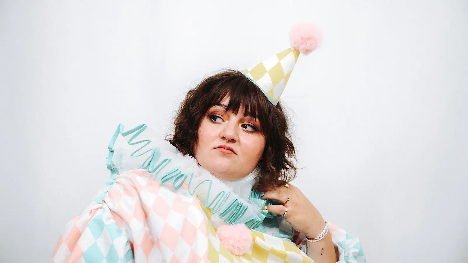 Schwarz-weiß-Foto für die Veranstaltung „Teresa Reichl – Neues Programm“ mit der Künstlerin, verkleidet als Clown, vor weißem Hintergrund.