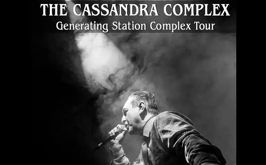 Plakatmotiv von The Cassandra Complex mit den Aufschriften The Cassandra Complex und Generating Station Complex Tour. Zu sehen ist eine Schwarz Weiß Aufnahme einer Person mit Mikrofon auf einer nebelverhangenen Bühne, beleuchtet von einem einzelnen Scheinwerfer.