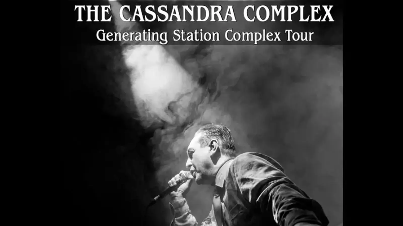 Plakatmotiv von The Cassandra Complex mit den Aufschriften The Cassandra Complex und Generating Station Complex Tour. Zu sehen ist eine Schwarz Weiß Aufnahme einer Person mit Mikrofon auf einer nebelverhangenen Bühne, beleuchtet von einem einzelnen Scheinwerfer.