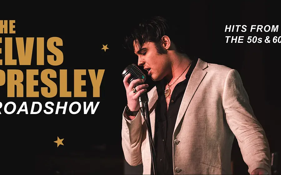 Plakat The Elvis Presley Roadshow mit einer Person im hellen Sakko vor schwarzem Hintergrund, die in ein Retro-Mikrofon singt, daneben die Schriftzüge The Elvis Presley Roadshow und Hits from the 50s & 60s.
