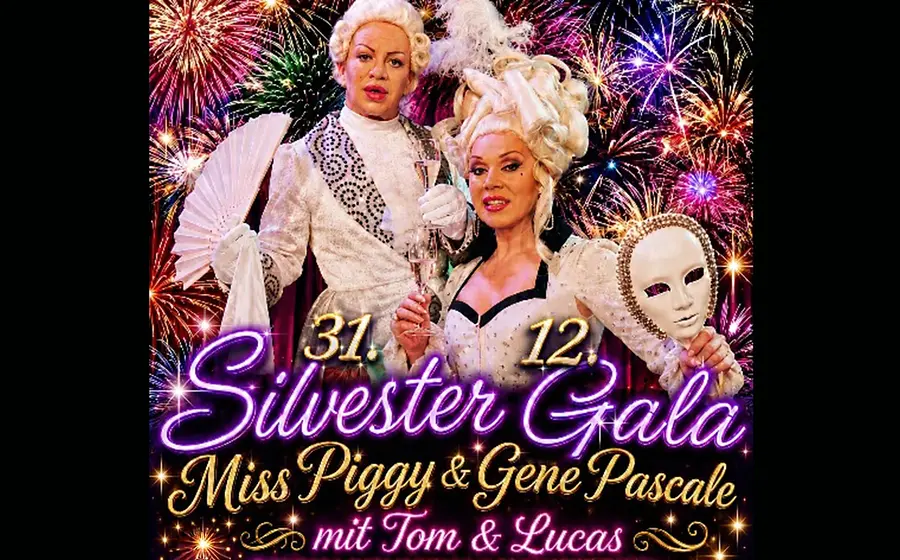 Plakat Silvester Gala mit zwei Personen in barocken weißen Kostümen und Perücken vor farbigem Feuerwerkshintergrund, eine hält einen Fächer, die andere eine venezianische Maske, dazu der Schriftzug Silvester Gala mit Miss Piggy & Gene Pascale mit Tom & Lucas