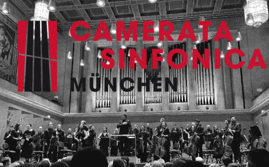 Orchester der Camerata Sinfonica München auf der Bühne eines Konzertsaals mit Dirigent vor großer Orgel; im Bild steht „Camerata Sinfonica München“ – Konzert- und Ensemblemotiv.