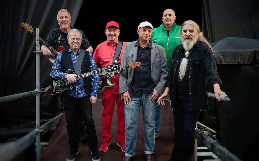 Die Band Spider Murphy Gang mit Instrumenten auf einer Rampe stehend