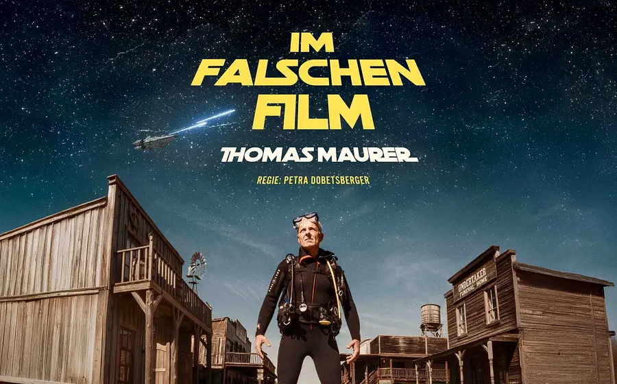 Plakatmotiv im Star Wars Stil mit den Aufschriften Im falschen Film, Thomas Maurer und Regie Petra Dobetsberger. Zu sehen ist eine Person in Tauchausrüstung in einer Westernstadt unter einem Sternenhimmel, während am Himmel ein Raumschiff mit Lichtstrahl vorbeifliegt.