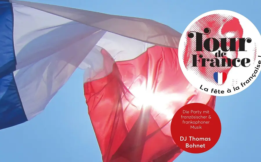 Französische Flagge weht im Sonnenlicht vor blauem Himmel; darüber das Logo Tour de France – La fête à la française mit Hinweis auf französische Musik und DJ‑Event.