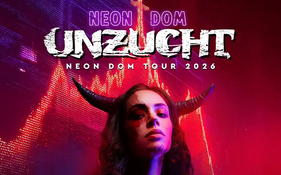 Plakatmotiv der Band Unzucht mit den Aufschriften Neon Dom, Unzucht und Neon Dom Tour 2026. Vor einem rot violett leuchtenden Hintergrund ist eine Person mit schwarzen Hörnern und dunkler Inszenierung im Porträt zu sehen.