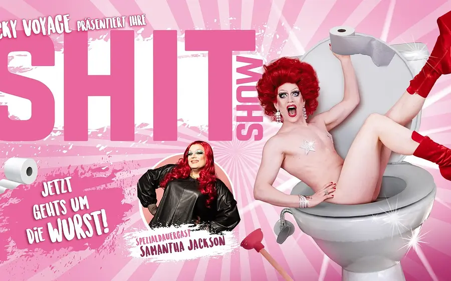 Vicky Voyage präsentiert „Shit Show“: Drag-Performer*in in rotem Styling auf einer Toilette vor pinkem Hintergrund, mit humorvoll-provokanter Inszenierung und Special Guest Samantha Jackson.