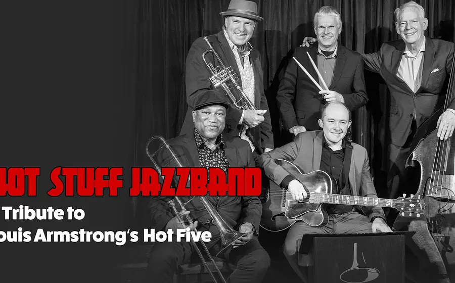Schwarz-wiß Foto der Band mit roter Aufschrift