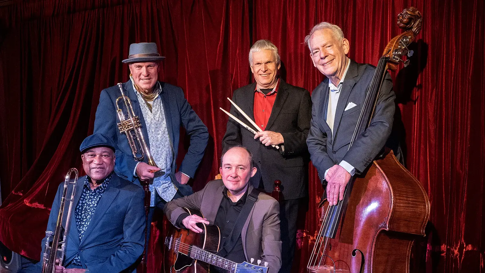 Foto der Band The Hot Stuff Jazzband, auf der die Mitglieder mit ihren Instrumenten zu sehen sind.