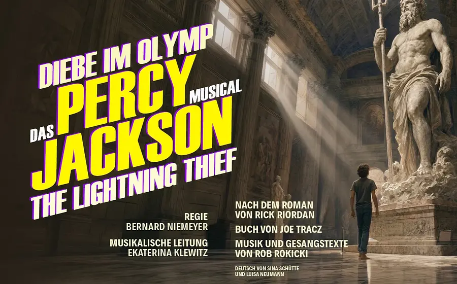 Plakat Percy Jackson - Diebe im Olymp - The Lightning Thief Musical Aufschrift vor einem historischen Saal mit einer antiken Statue und einer Person, die davor steht