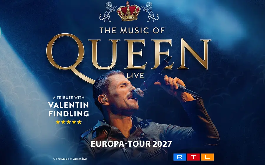 Plakat in blau mit Foto des Freddy-Mercury-Darstellers Valentin Findling singend mit Mikrofon sowie Logos und Aufschrift The