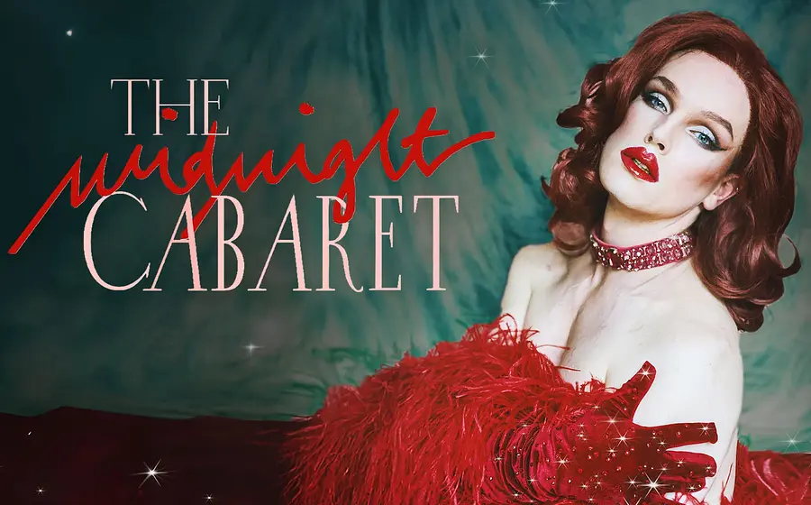 Person mit roter Perücke, rotem Federkleid und glitzernden roten Handschuhen vor grünem Hintergrund; links der Schriftzug The Midnight Cabaret.