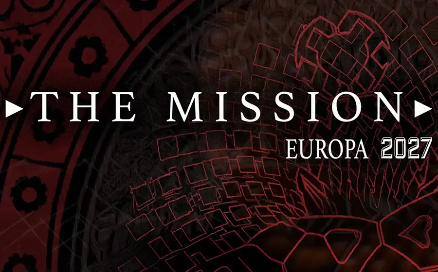 Plakat The Mission Europa 2027 mit großem Schriftzug The Mission vor dunklem rot schwarzem Hintergrund mit ornamentalen und grafischen Mustern sowie dem Zusatz Europa 2027