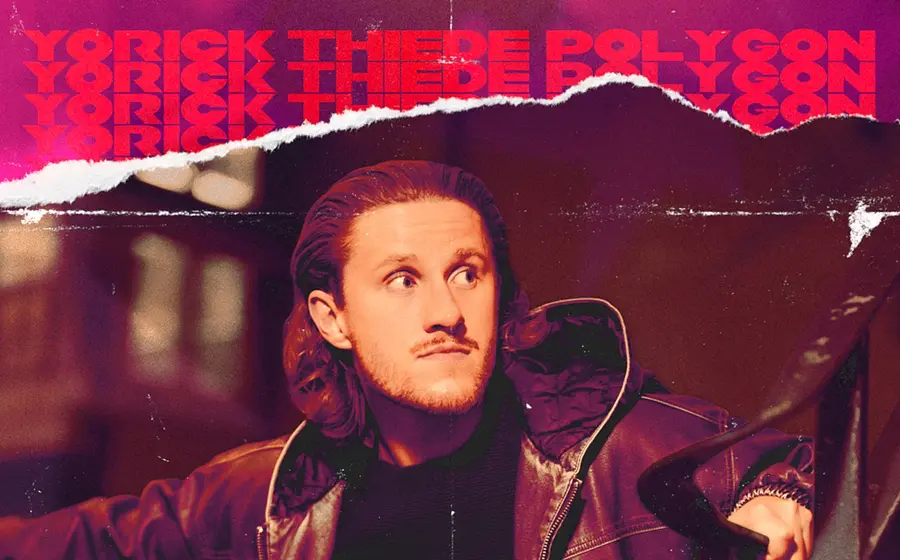 Porträt des Comedians Yorick Thiede vor rotem Hintergrund mit Schriftzug „Polygon“, Werbebild zum Programm Polygon mit Yorick Thiede.