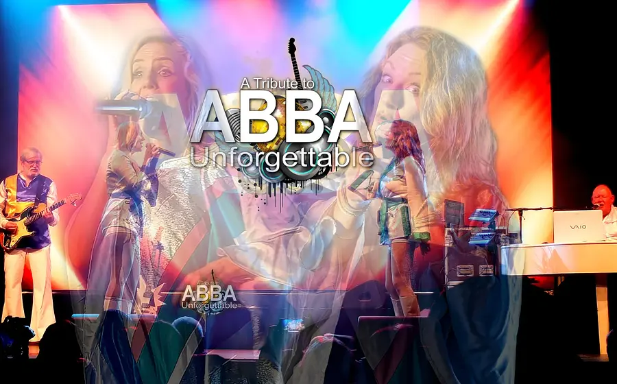 Bühnenbild mit Musikern und Sängerinnen, bunt beleuchtet. Links Gitarre, rechts Keyboard, in der Mitte große Projektion mit Text: A Tribute to ABBA – Unforgettable