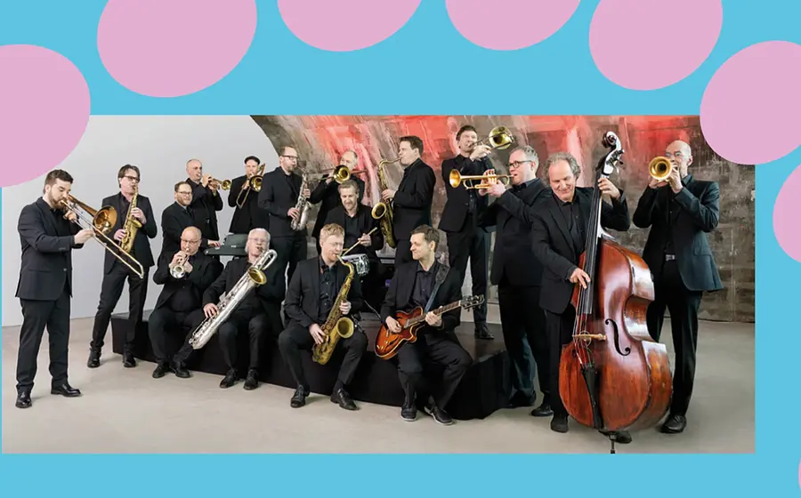 Bigband mit mehreren Musikerinnen und Musikern auf einer Bühne mit Blasinstrumenten, Gitarre und Kontrabass, umrahmt von türkisfarbenen und rosafarbenen grafischen Elementen.