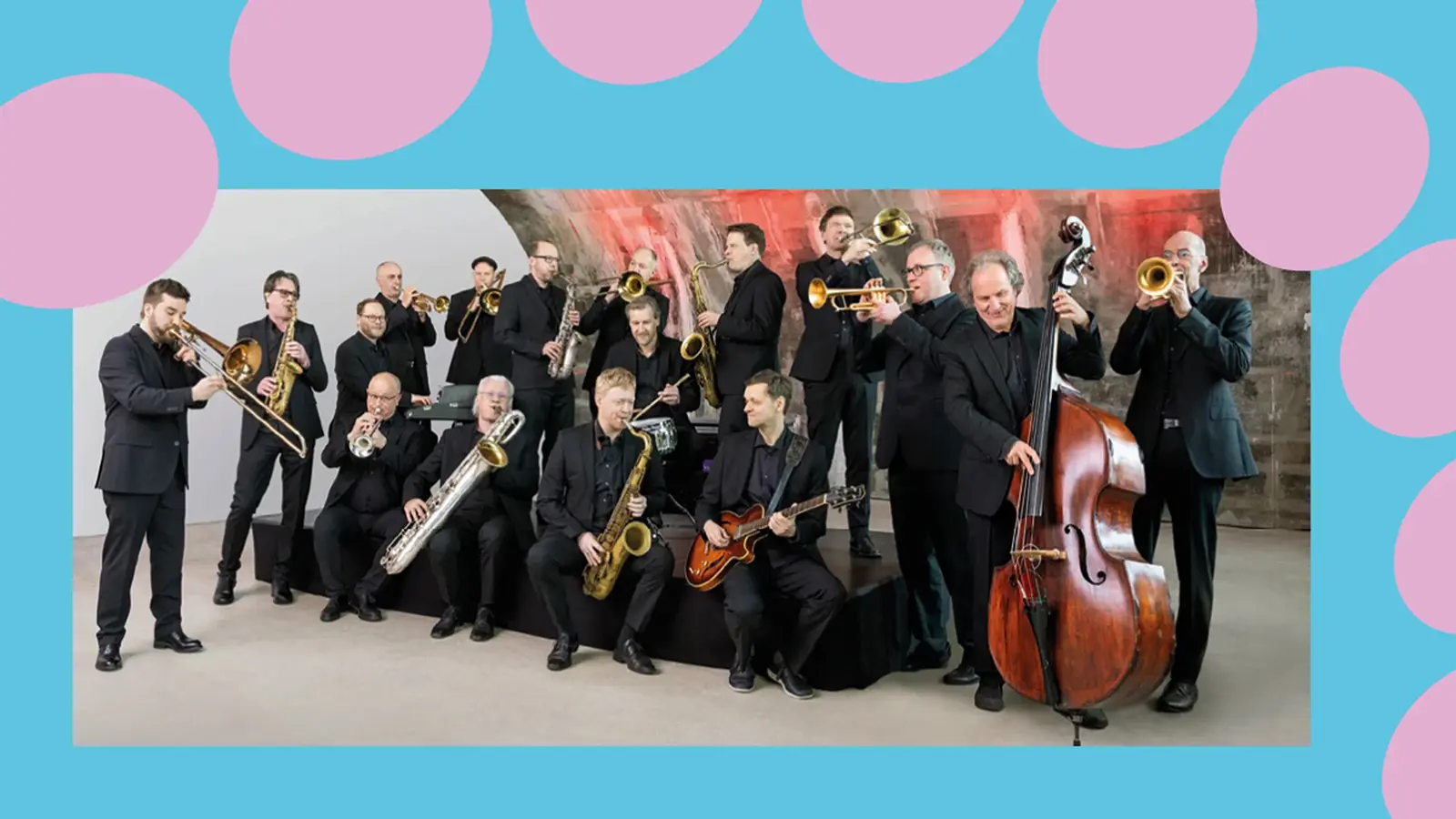 Bigband mit mehreren Musikerinnen und Musikern auf einer Bühne mit Blasinstrumenten, Gitarre und Kontrabass, umrahmt von türkisfarbenen und rosafarbenen grafischen Elementen.