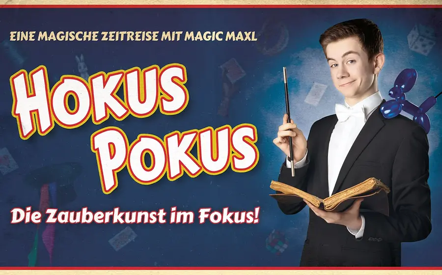 Plakat Hokus Pokus Die Zauberkunst im Fokus mit Magic Maxl, der mit Zauberstab und Buch vor blauem Hintergrund steht und schwebende Zauberrequisiten zeigt