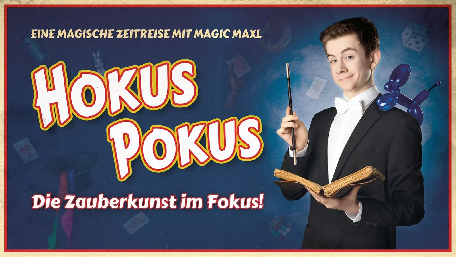 Plakat Hokus Pokus Die Zauberkunst im Fokus mit Magic Maxl, der mit Zauberstab und Buch vor blauem Hintergrund steht und schwebende Zauberrequisiten zeigt