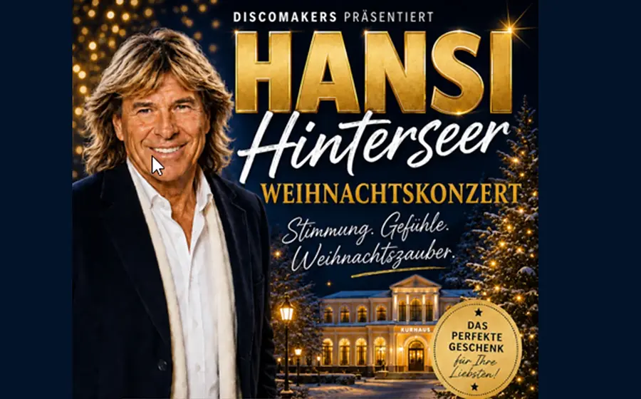 Plakat mit Bild von Hansi Hinterseer und Banner zur Veranstaltung Weihnachtskonzert, im Hintergrund eine festlich erleuchtetes Gebäude und ein geschmückter Tannenbaum