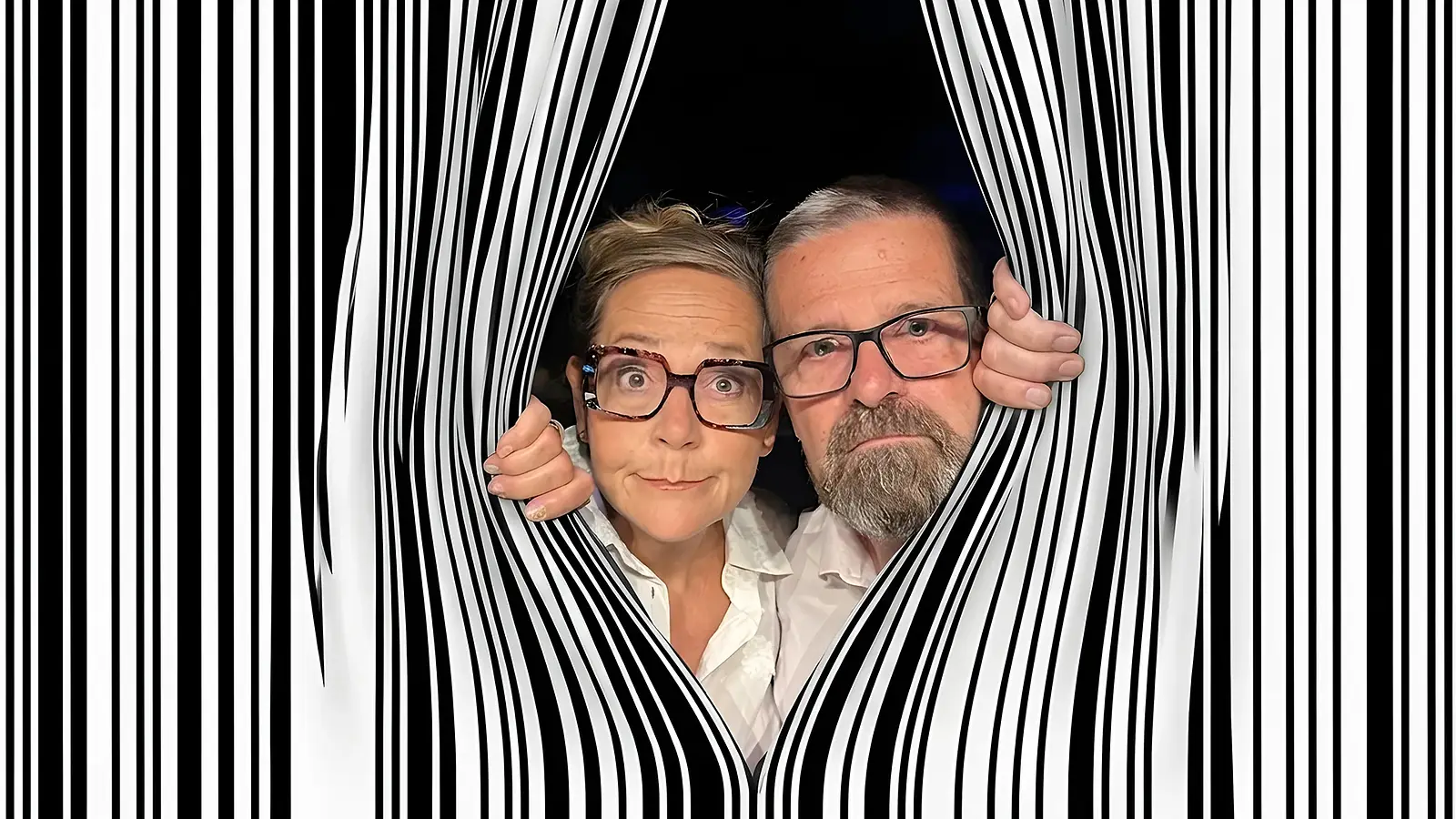 Porträtfoto mit zwei Personen in weißen Hemden und markanten Brillen, die durch eine Öffnung in einem schwarz weißen Streifenmuster eines Strichcodes blicken