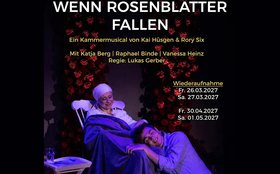 Plakat Wenn Rosenblätter fallen mit einer Szene aus dem Kammermusical, in der eine Person in einem weißen Kopftuch auf einem Stuhl sitzt und eine weitere Person ihren Kopf auf deren Schoß legt, vor einer Kulisse aus roten Rosen und dunklem Hintergrund